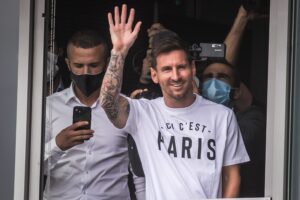 Messi aterriza en París para firmar por el París Saint-Germain