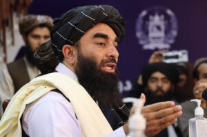 Talibanes prohíben a los afganos ir al aeropuerto durante las evacuaciones