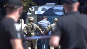 Arrestan hombre amenazó con detonar granada en sede del Gobierno de Ucrania