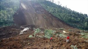 Unas 40 personas podrían estar atrapadas por deslizamiento de tierra en India