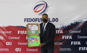 Randy Encarnación recibe el gafete FIFA 2021