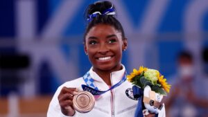 Simone Biles regresa a la competición olímpica y gana bronce en la viga