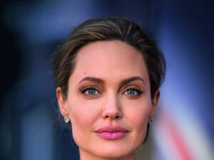 Llega por fin a Instagram Angelina Jolie para alzar la voz por afganos