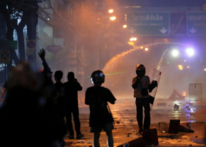 Un grupo de manifestantes opositores al Gobierno tomó las calles de Bangkok para mostrar su descontento por la gestión de la pandemia en Tailandia