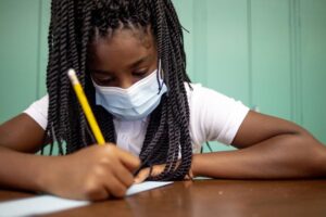 Escuelas estadounidenses reabren con diversas políticas sanitarias