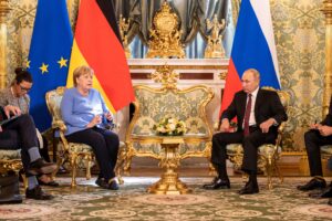 Merkel reconoce diferencias con Putin en su despedida en el Kremlin