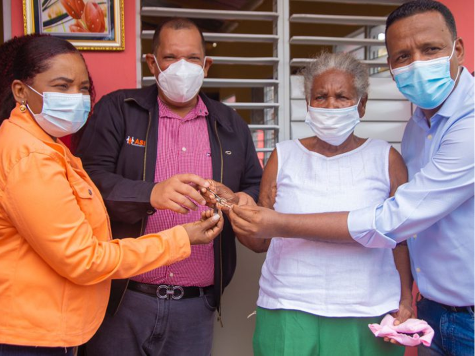 Alcaldía SDN entrega vivienda a anciana que quedó sin casa tras incendio