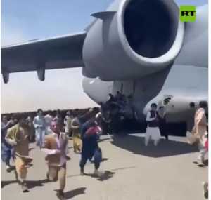 Cientos de personas intentan abordar avión tras toma poder de  talibanes