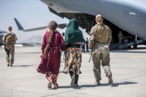 EE.UU. evacúa 1,200 personas en Afganistán a un día de finalizar misión