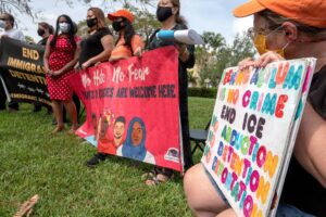 Inmigrantes denuncian abusos sexuales en centro de detención de Florida