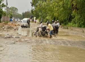Piden arreglo de calles y carretera principal en Manoguayabo