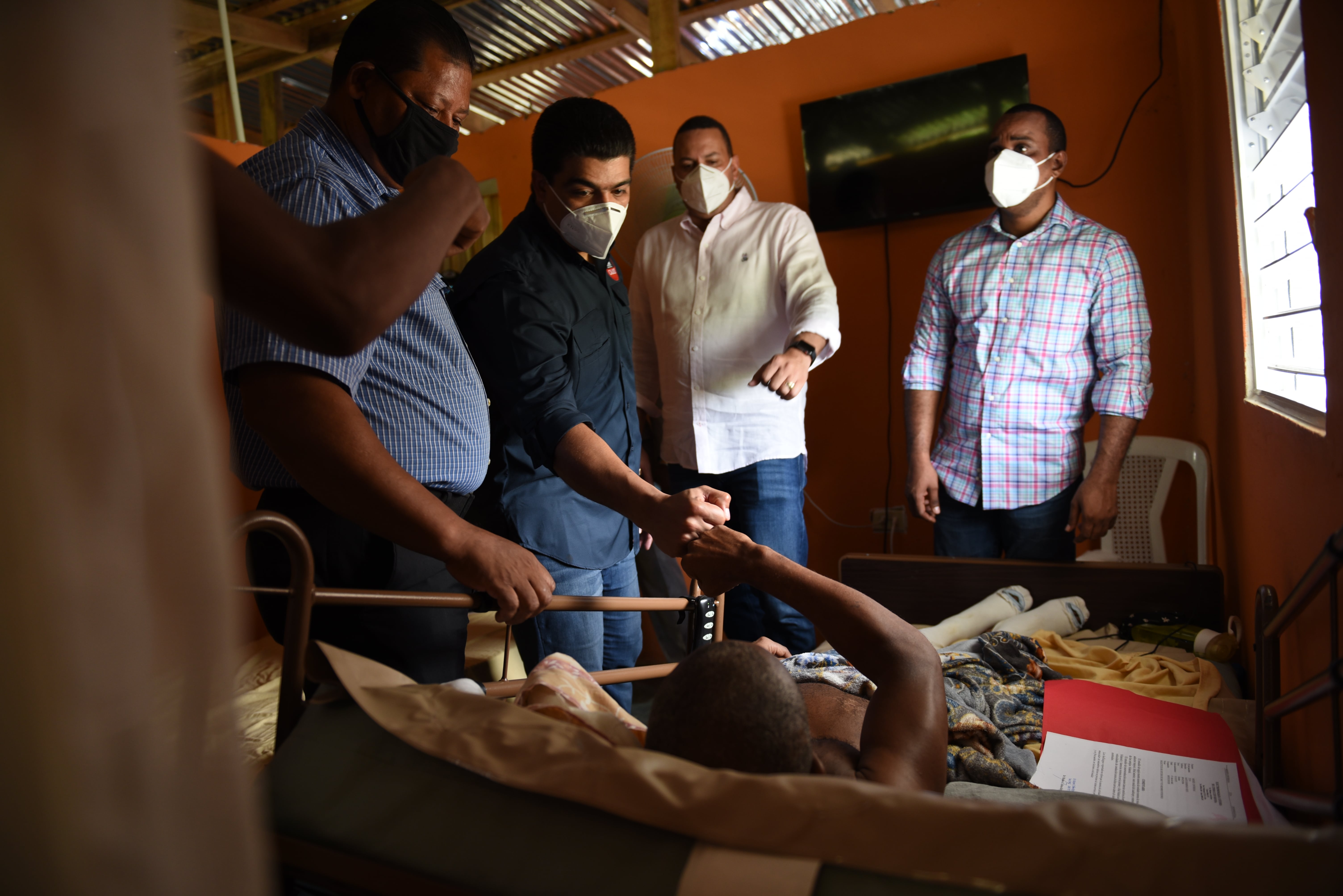 Director de la CAASD asiste a familia afectada por derrumbe en la cañada de Guajimía