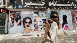 Mujeres afganas desafían a los talibanes exigiendo sus derechos