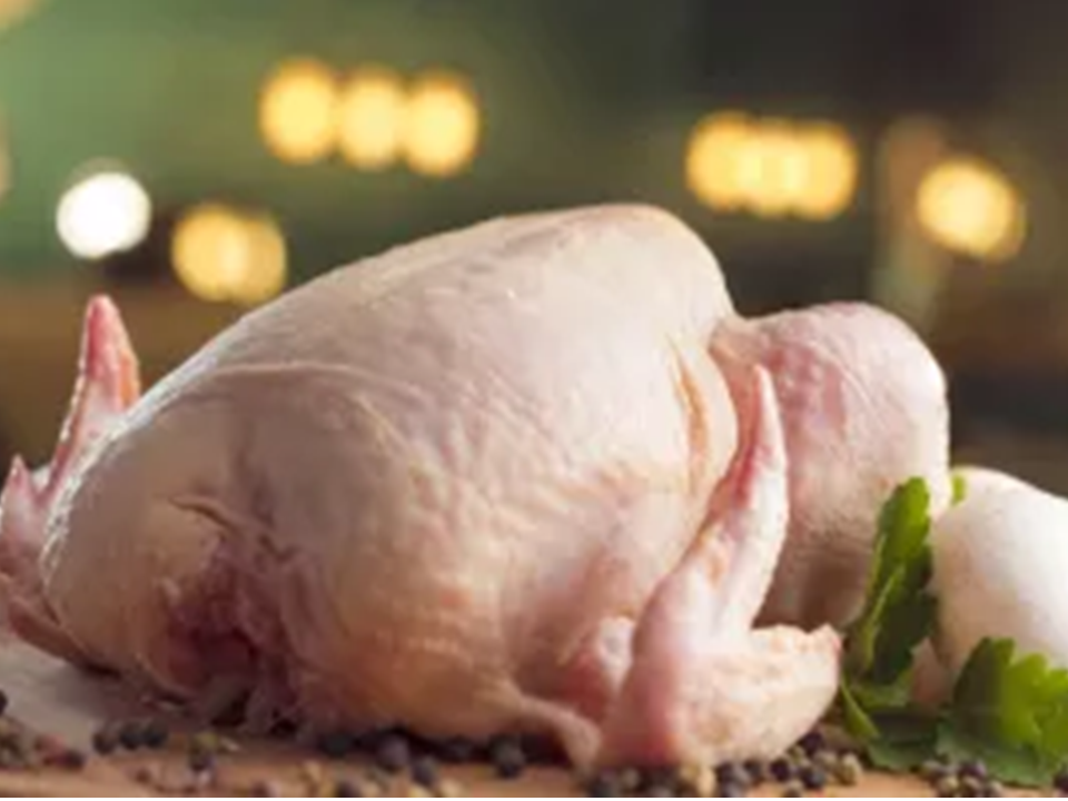 Usuarios de supermercados se quejan por el alto costo del pollo