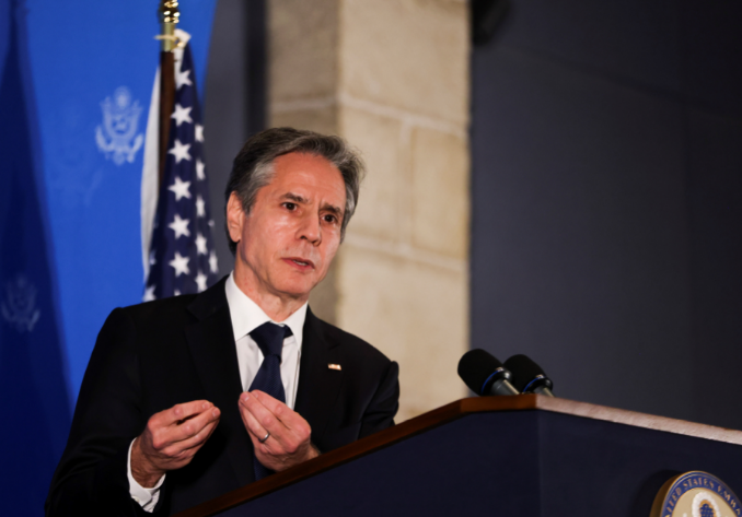EE.UU. promete una "respuesta colectiva" contra Irán por el ataque a un buque