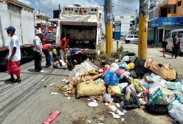 A pesar de "Ruta de la Limpieza" en SDE, residentes continúan lanzando basura en calles