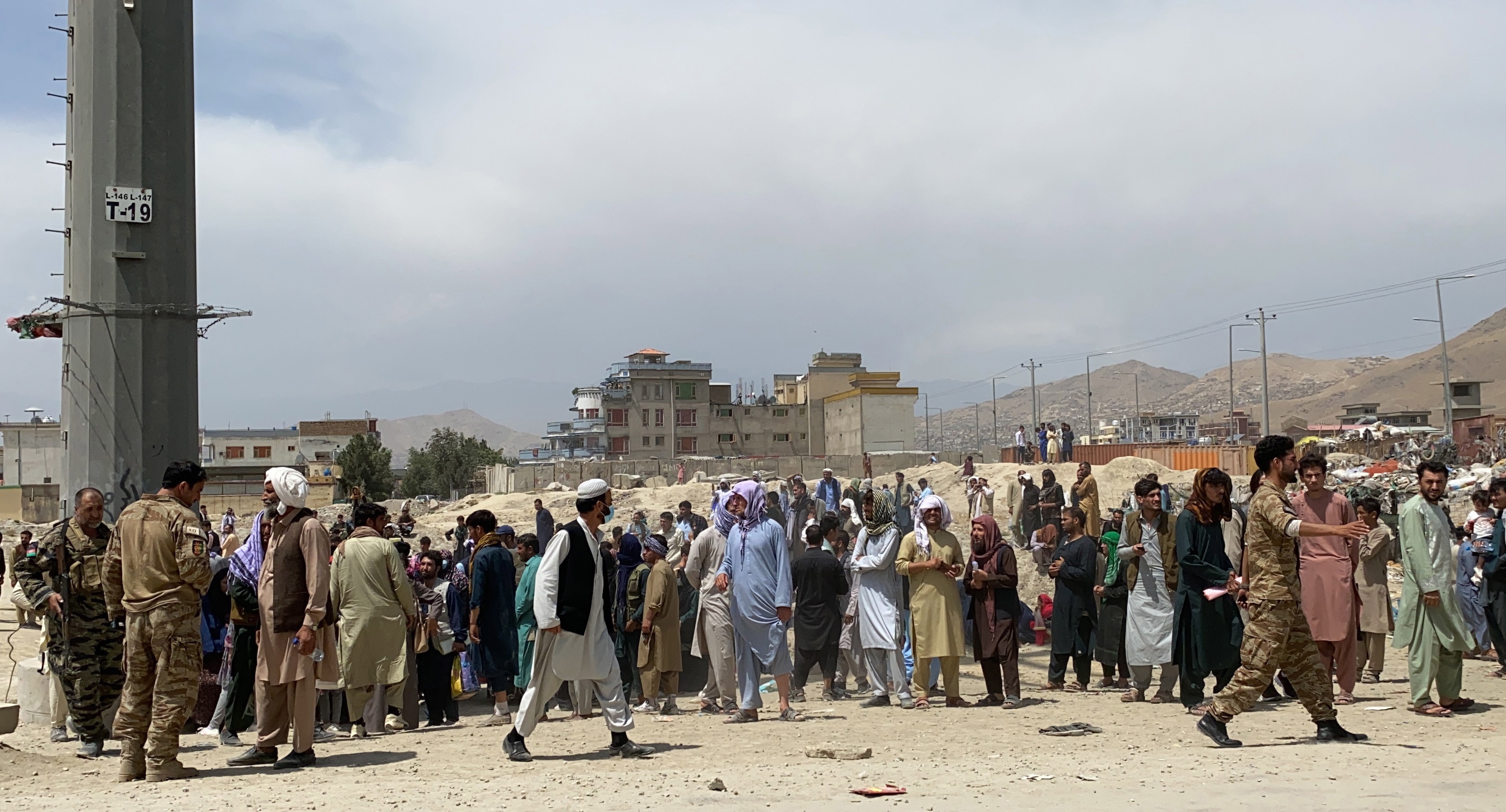 EE.UU. dice talibanes impiden acceso de afganos al aeropuerto de Kabul