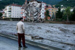 Se elevan a 27 los muertos por inundaciones en Turquía 