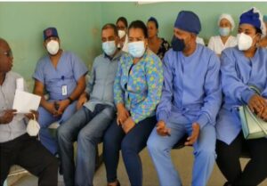 Médicos y enfermeras realizan paro por 72 horas en hospital de Loma de Cabrera por problemáticas