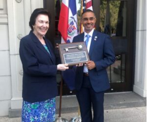 Embajadora dominicana en EE.UU recibe llave de la ciudad de Lawrence