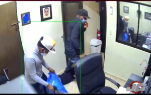 Tres hombres asaltan a punta de pistola una farmacia en Baní 