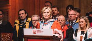 Hillary Clinton, rectora de una universidad norirlandesa