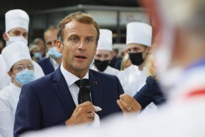 Ponen en tratamiento psiquiátrico a hombre que lanzó huevo a Macron 