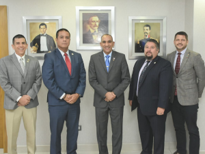 Jefe regional y agentes de la DEA se reúnen con presidente DNCD