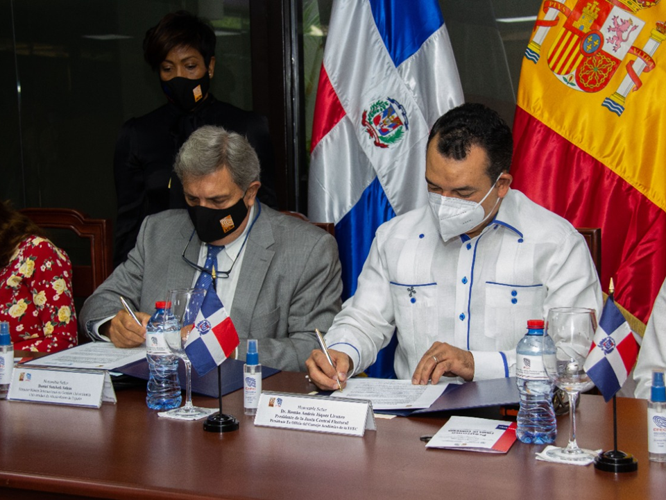 Firman acuerdo con universidad de España para Máster Internacional