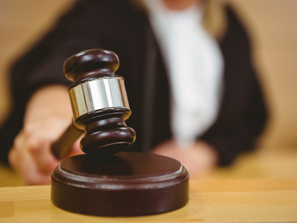 Aplazan juicio contra hombre acusado de violar a su hija de tres años