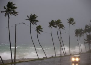 Los vientos máximos del huracán Sam suben a 220 km/hora