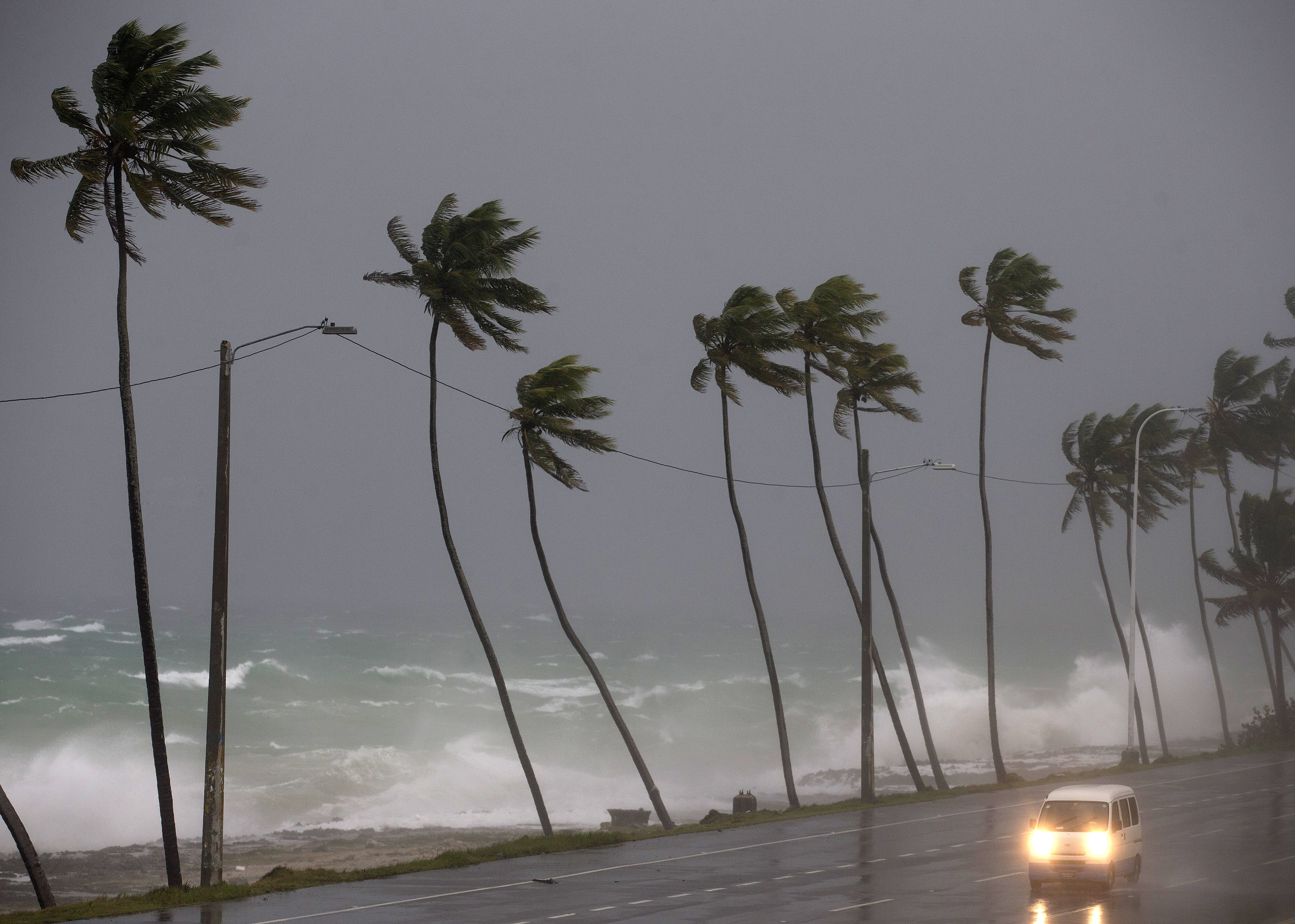 Los vientos máximos del huracán Sam suben a 220 km/hora