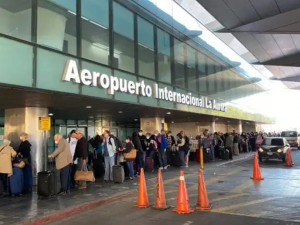 Dominicanos denuncian los tienen detenidos en aeropuerto de Guatemala
