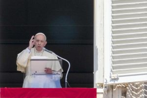 Papa Francisco pide a países recibir a refugiados afganos
