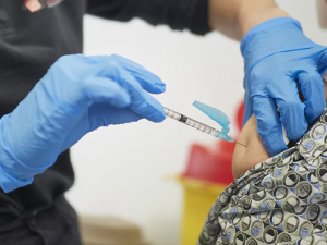 Aumenta la afluencia en centros de vacunación anti-COVID