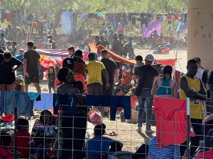 Miles de haitianos acampan en Texas tras un cruce fronterizo masivo
