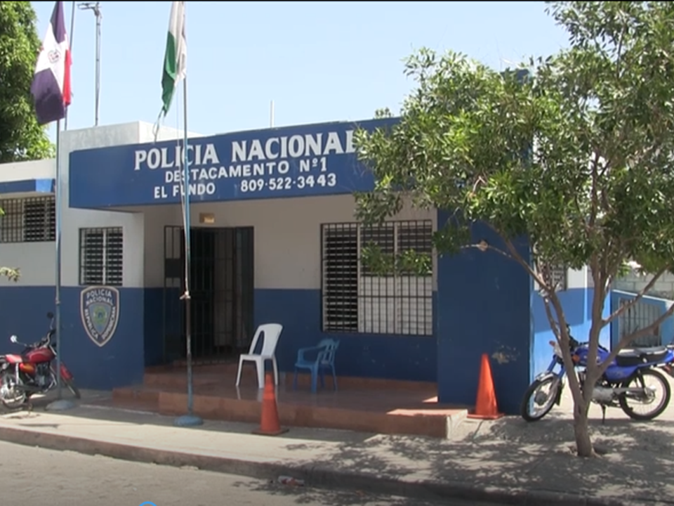 Suspenden oficiales PN acusados de dar privilegios a presos en Baní