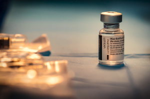 Los Centros de Control y Prevención de Enfermedades descartaron que ponerse una tercera dosis de la vacuna de Pfizer genere efectos secundarios preocupantes