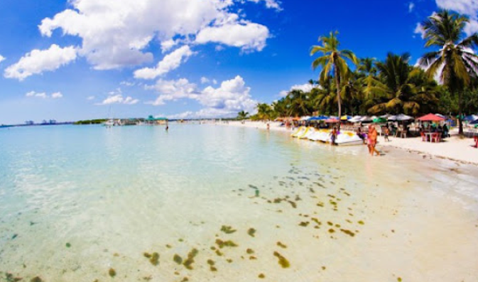Miles de personas se dan un chapuzón en playa de Boca Chica