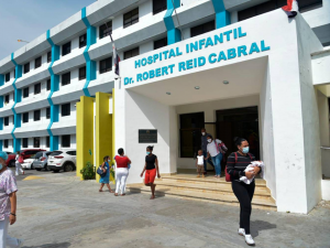 Se eleva a 17 menores ingresados por dengue en el hospital Robert Reíd