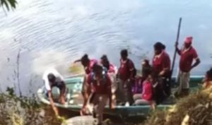 Estudiantes cruzan río en yola para tomar docencia en Bajo Yuna