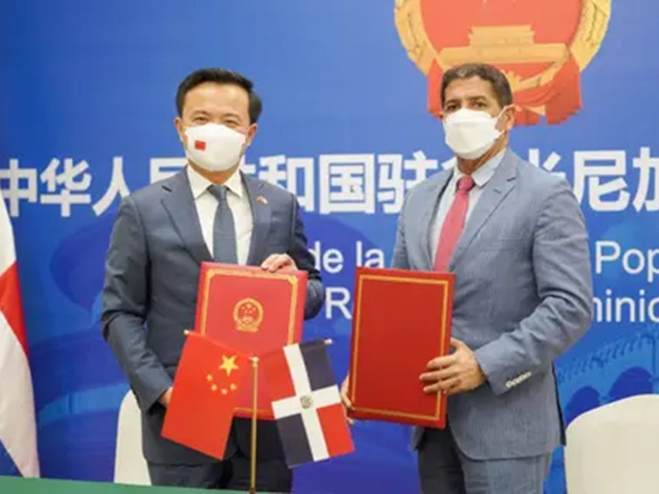 China dona a RD cien mil dólares para enfrentar Fiebre Porcina
