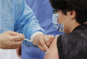 Autoridades sanitarias de Chile autorizaron este lunes el uso de la vacuna Sinovac para menores desde los seis años de edad