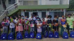 Empresario del sector eléctrico entrega útiles escolares en Samaná