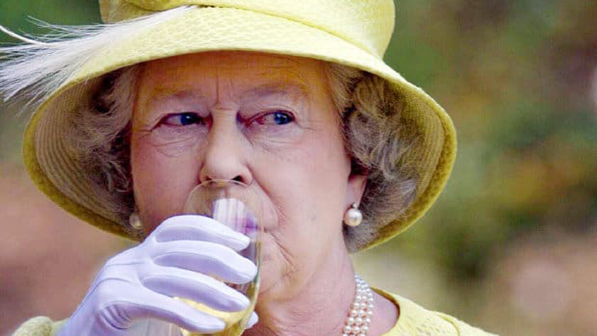 Recomiendan a reina Isabel II dejar de beber alcohol por su salud