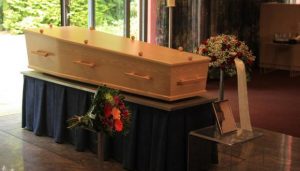 Un pastor que dijo en 2008 que resucitaría a los tres días de su muerte tras recibir “divinas revelaciones”,  fue velado por una multitud que esperaba el milagro en una funeraria en Brasil.