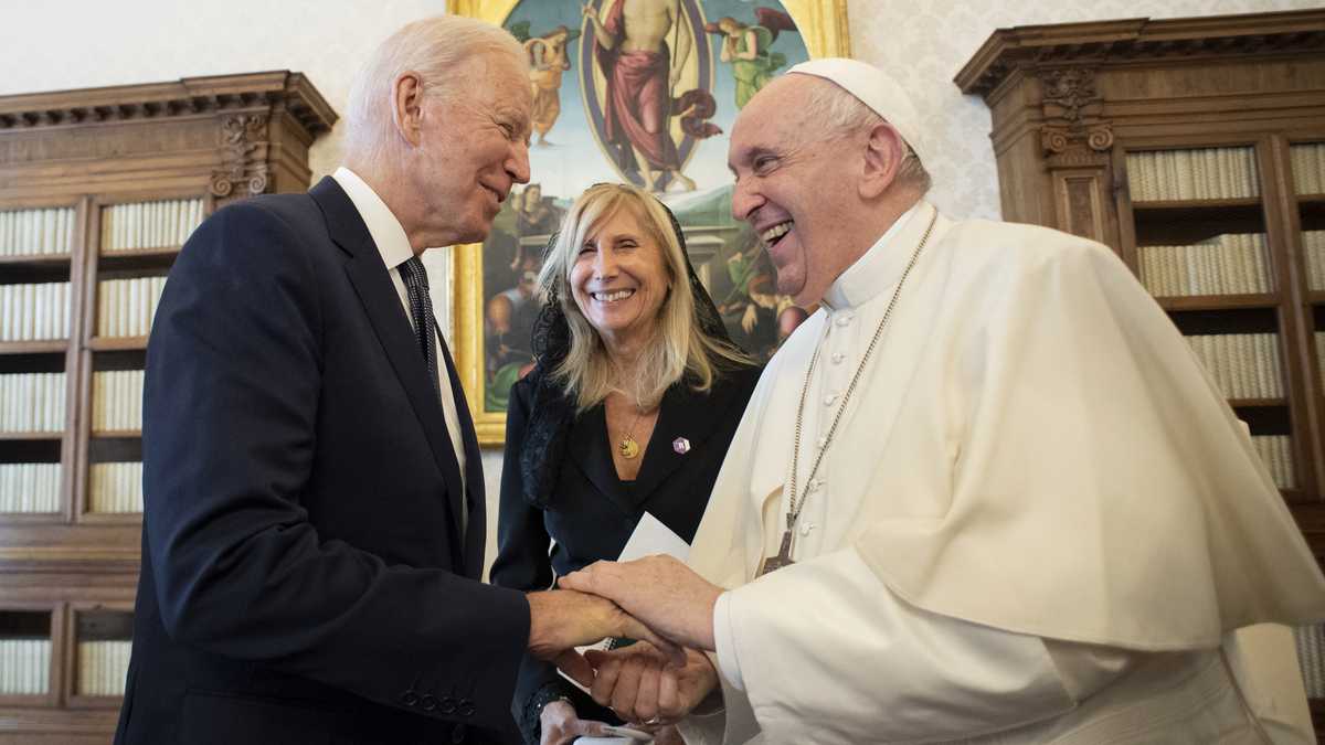 Biden y el papa Francisco conversan en privado en histórica visita
