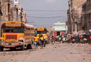 Fotografía de una de las principales avenidas comerciales con poca concurrencia de clientes debido a la falta de combustibles y a la situación de seguridad hoy, en Puerto Príncipe (Haití).EFE/ Orlando Barría