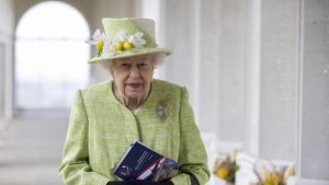 Isabel II descansa en castillo de Windsor tras el alta hospitalaria