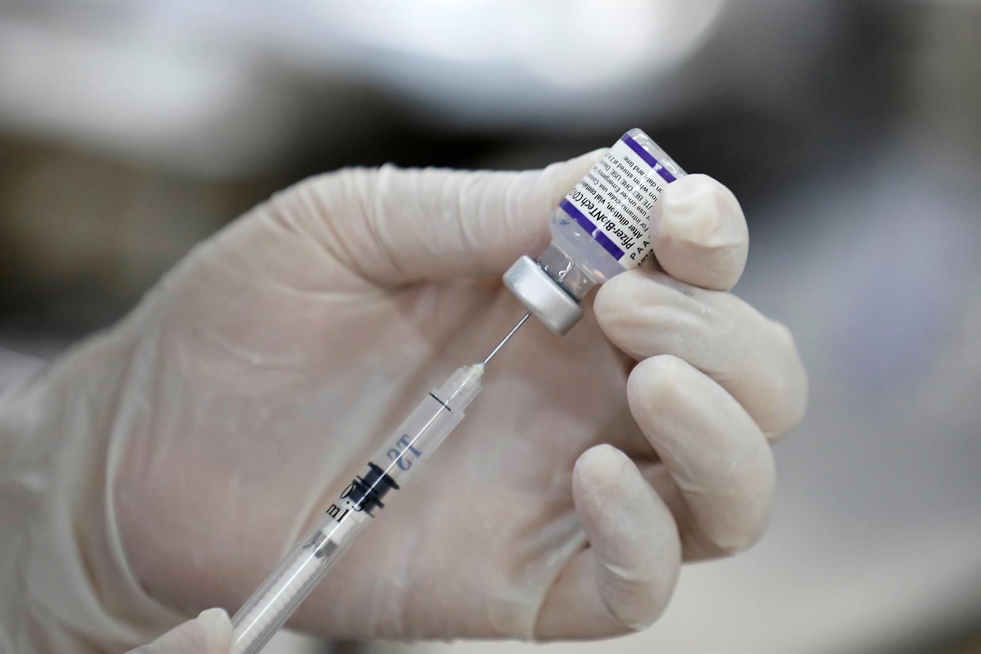 OMS recomienda tercera dosis de vacuna anticovid a grupos de riesgo